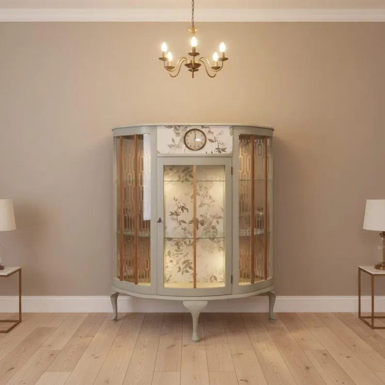 Vintage Vitrine mit Uhr & Beleuchtung | Gebogene Glasvitrine | Upcycling Möbel | Heidi