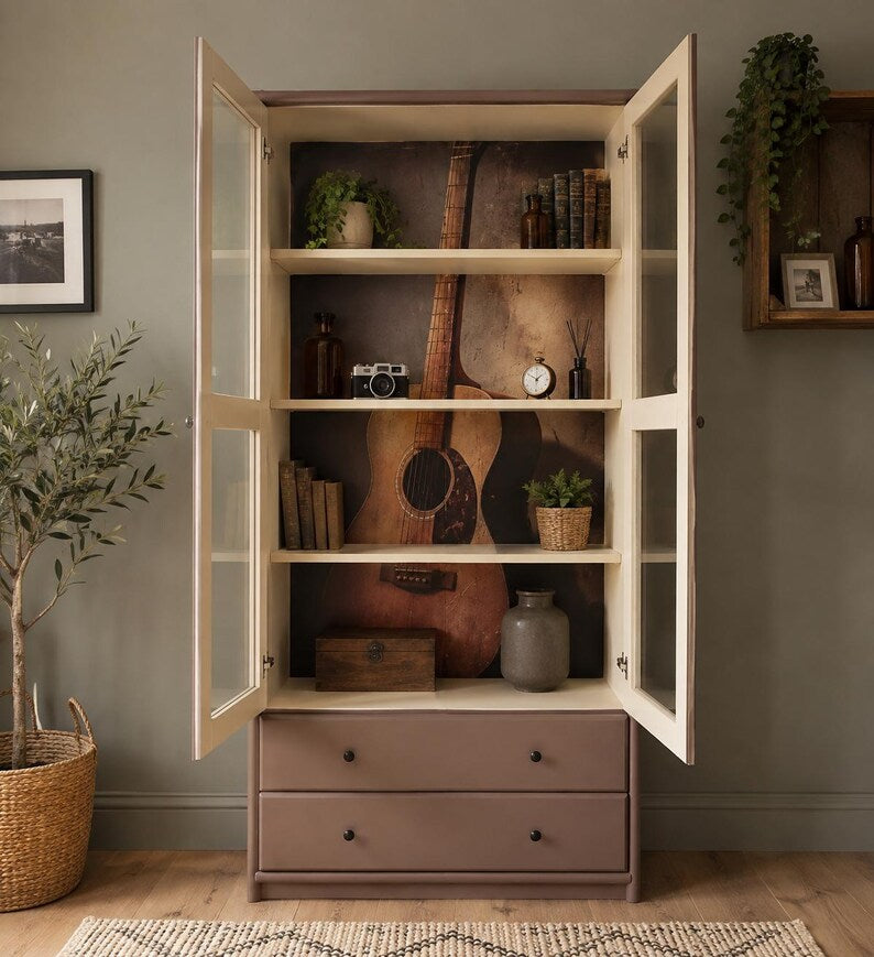 Vintage Vitrinenschrank aus Holz mit Gitarrenmotiv & Beleuchtung – Cash