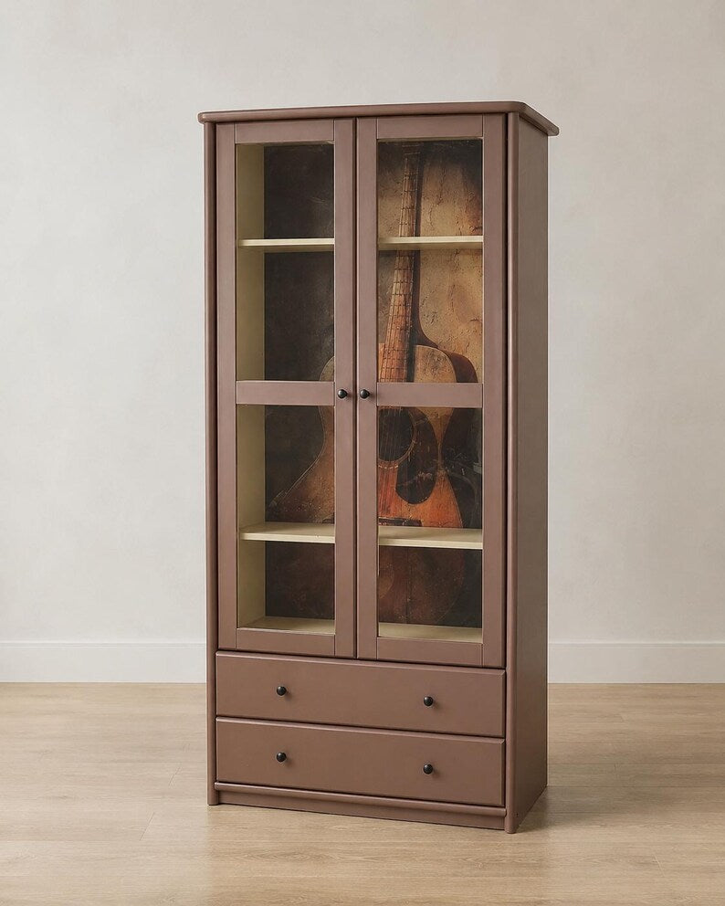 Vintage Vitrinenschrank aus Holz mit Gitarrenmotiv & Beleuchtung – Cash