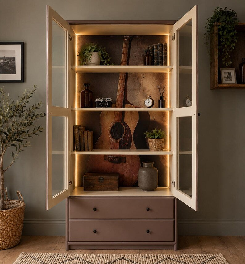Vintage Vitrinenschrank aus Holz mit Gitarrenmotiv & Beleuchtung – Cash