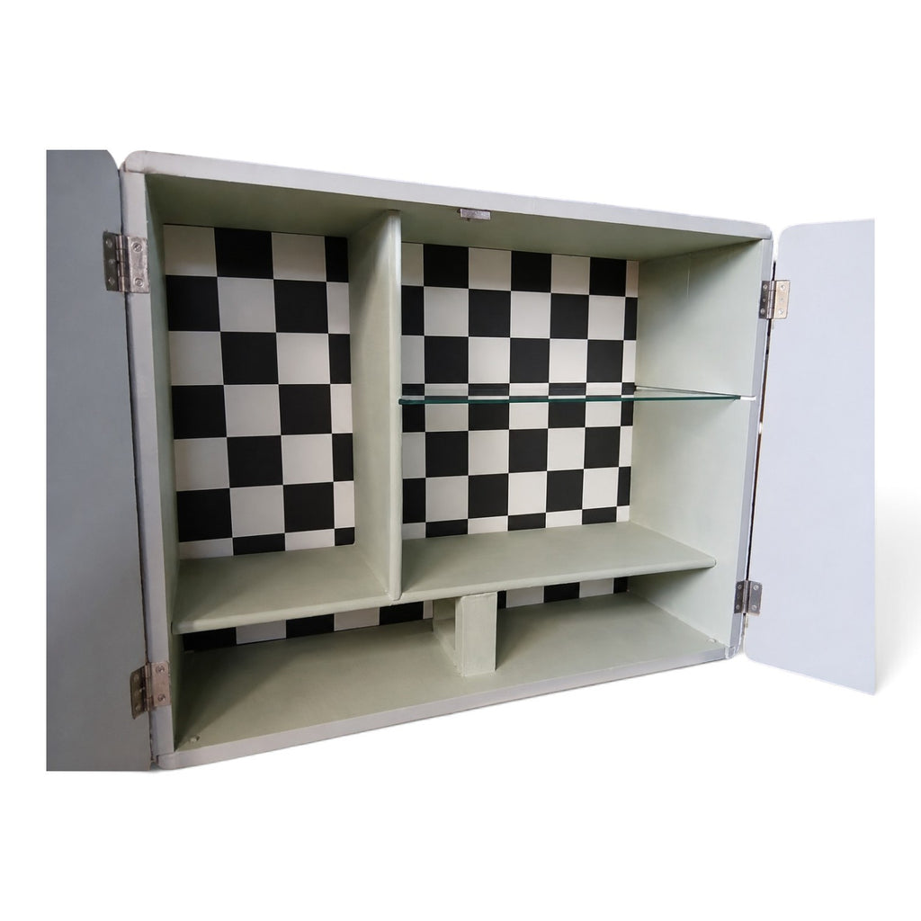 Vintage Hängeschrank mit Glaseinlegeboden – märchenhafter Wandschrank mit Karomuster – Bonnie
