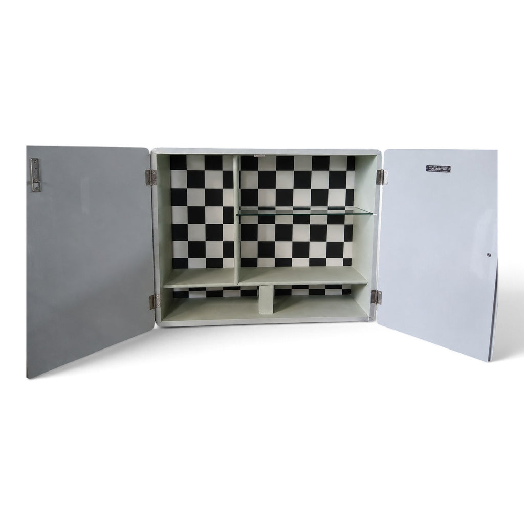 Vintage Hängeschrank mit Glaseinlegeboden – märchenhafter Wandschrank mit Karomuster – Bonnie