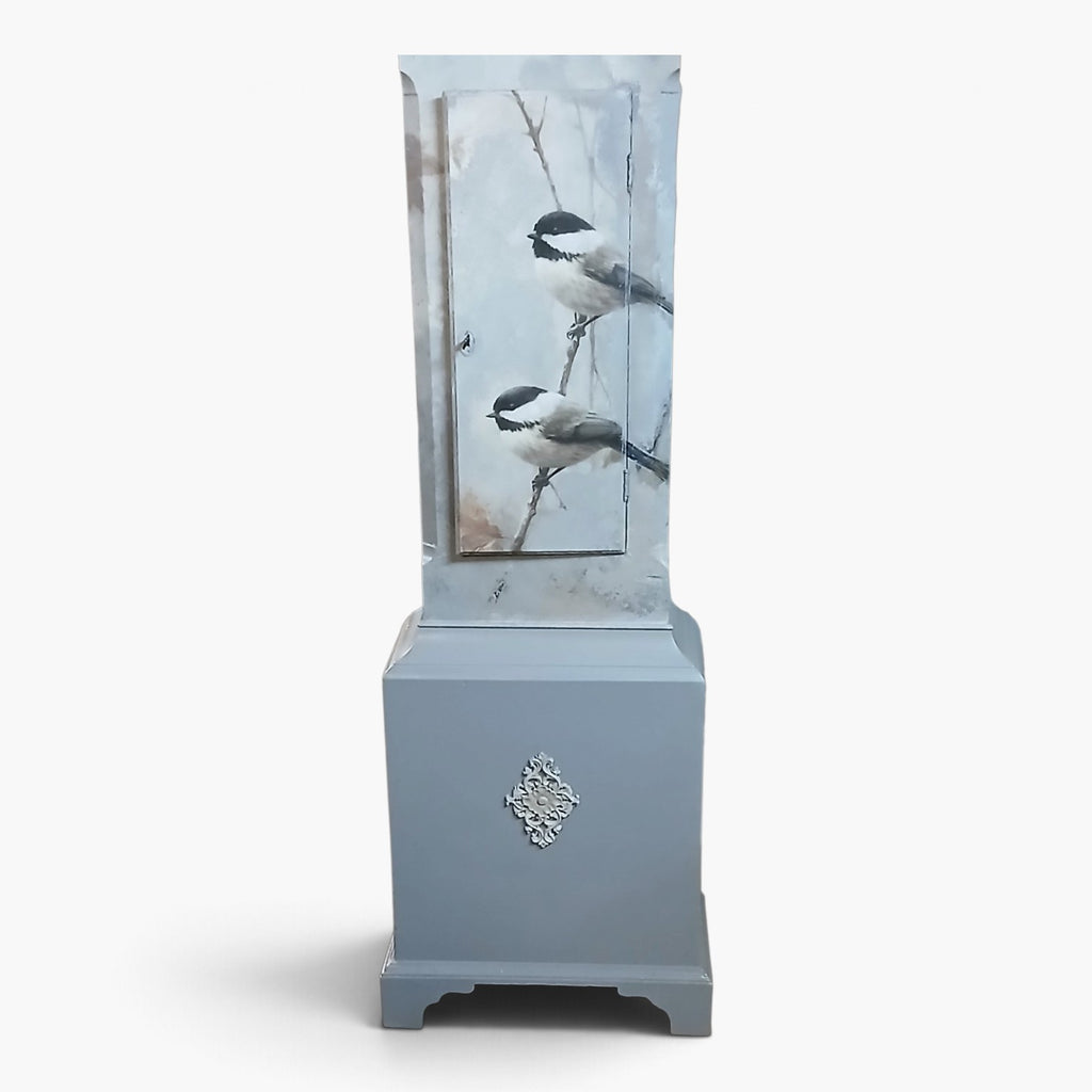 Vintage Standuhr „Elowen“ mit Vogelmotiv – aufgearbeitetes Möbel-Unikat